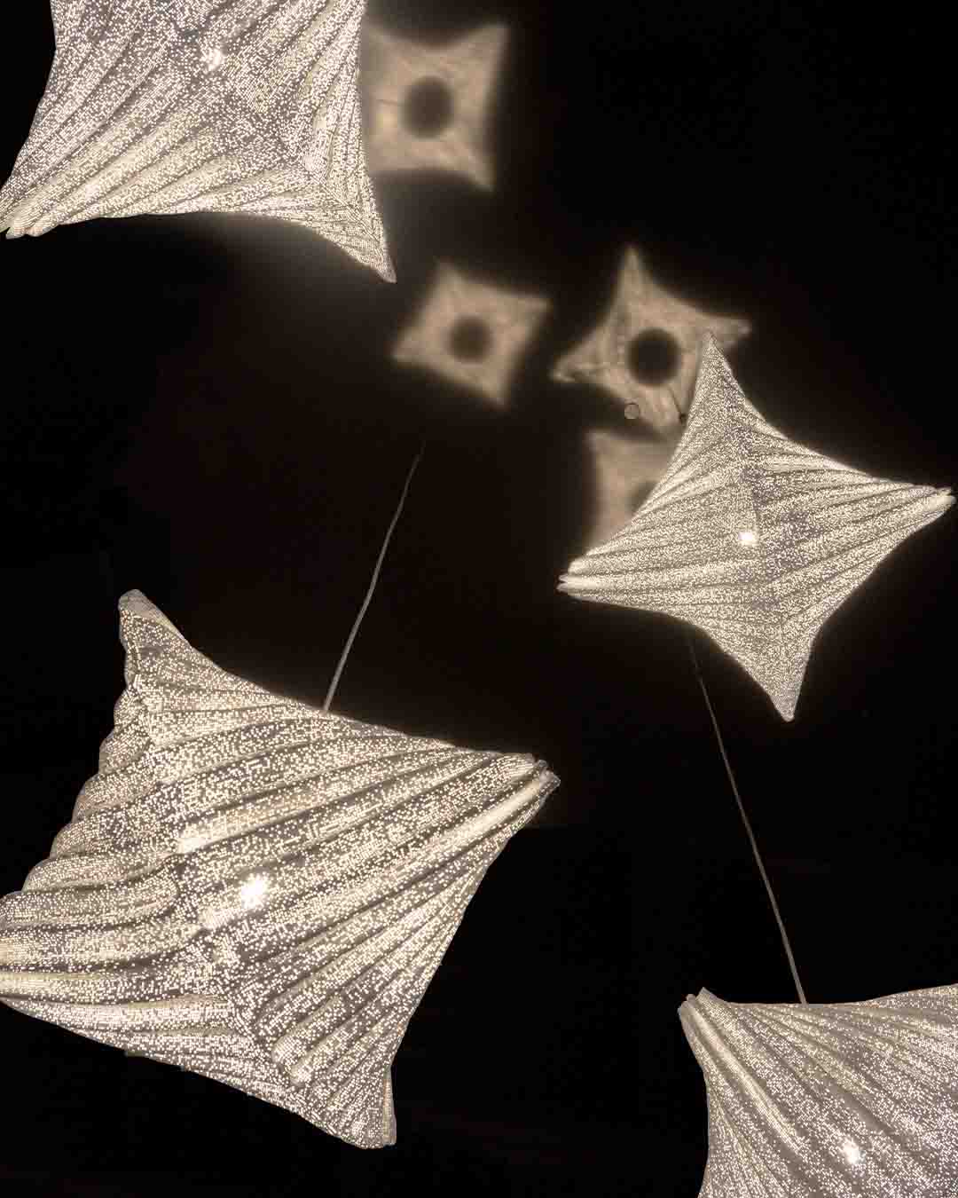 Lámparas colgantes modernas de diseño, forma cuadrada, luz cálida, fondo negro