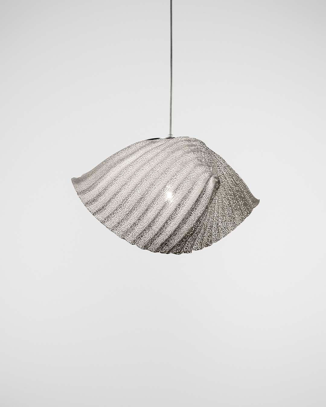 Lámpara colgante moderna con pantalla metálica textura concha, iluminación decorativa.