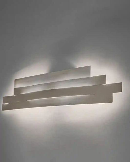 Aplique de pared moderno blanco iluminando fondo gris, diseño minimalista de iluminación Birot MX