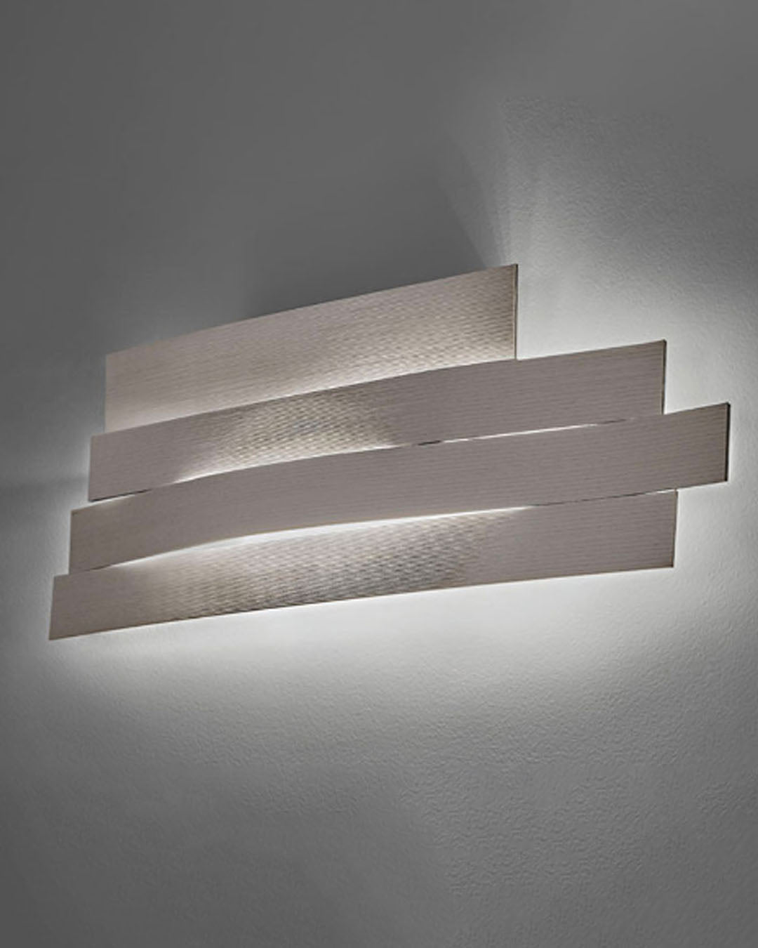 Aplique de pared moderno blanco iluminando ambiente, boutique de iluminación Birot MX
