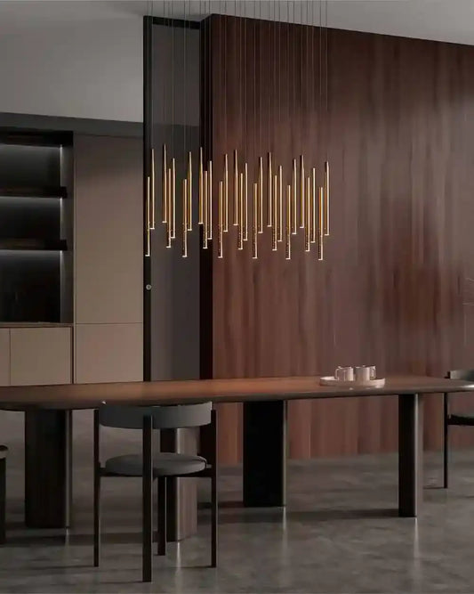 Lámpara suspendida moderna dorada sobre mesa de comedor, diseño elegante en interior minimalista