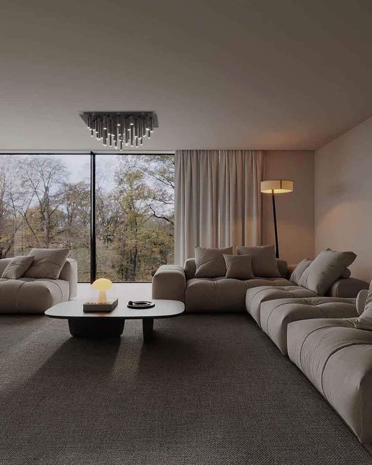 Sala moderna con sofá gris, lámpara de pie y lámpara de techo elegante, iluminación Birot MX