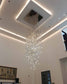 Lámpara de techo moderna colgante con luces LED en sala de diseño contemporáneo, iluminación decorativa.
