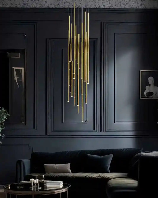 Lámpara colgante dorada moderna en sala elegante, decoración de boutique de iluminación Birot MX