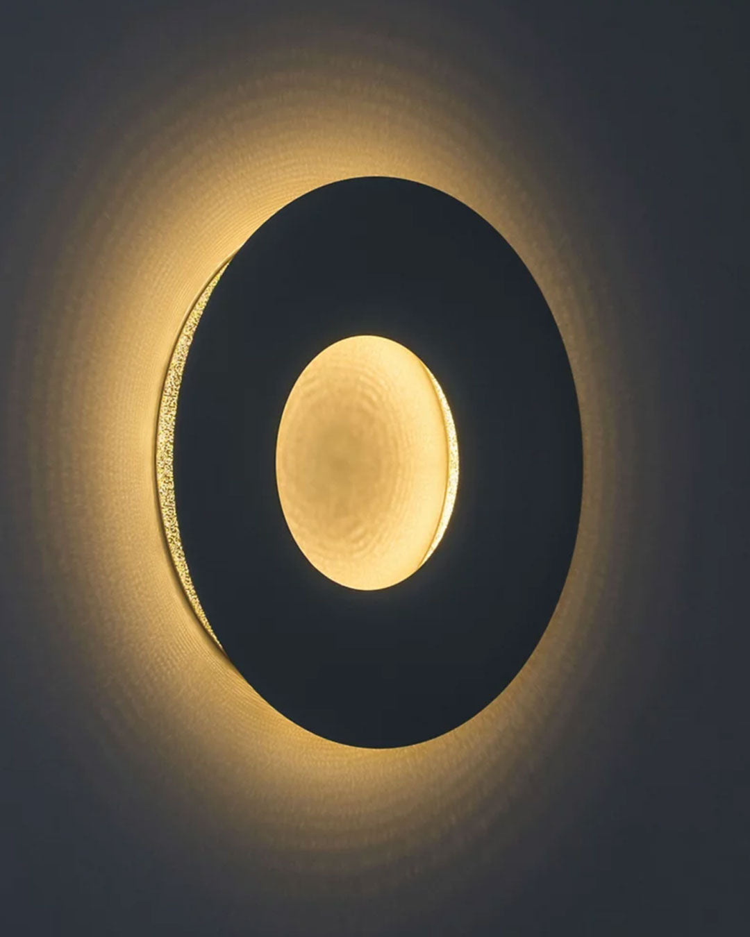 Lámpara de pared moderna Umbra RL con luz cálida, efecto tamizado en superficie. 