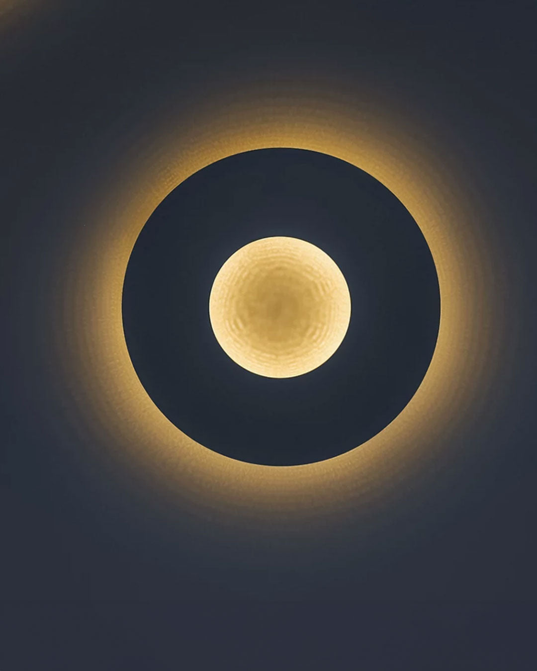 Aplique de pared Umbra RM, diseño circular para interiores minimalistas. 