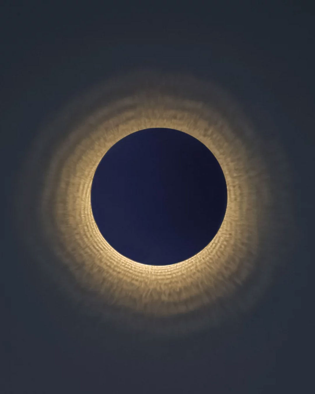 Aplique de pared Umbra RS, forma minimalista circular, iluminación cálida