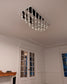 Lámpara de techo rectangular moderna con colgantes LED en sala elegante, iluminación decorativa.