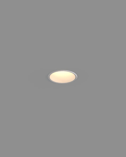 Luz empotrada LED blanca encendida en techo gris, iluminación moderna de interiores