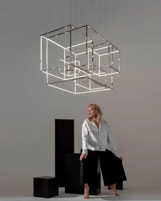 Lámpara de techo geométrica LED suspendida sobre ambiente minimalista con mujer de pie
