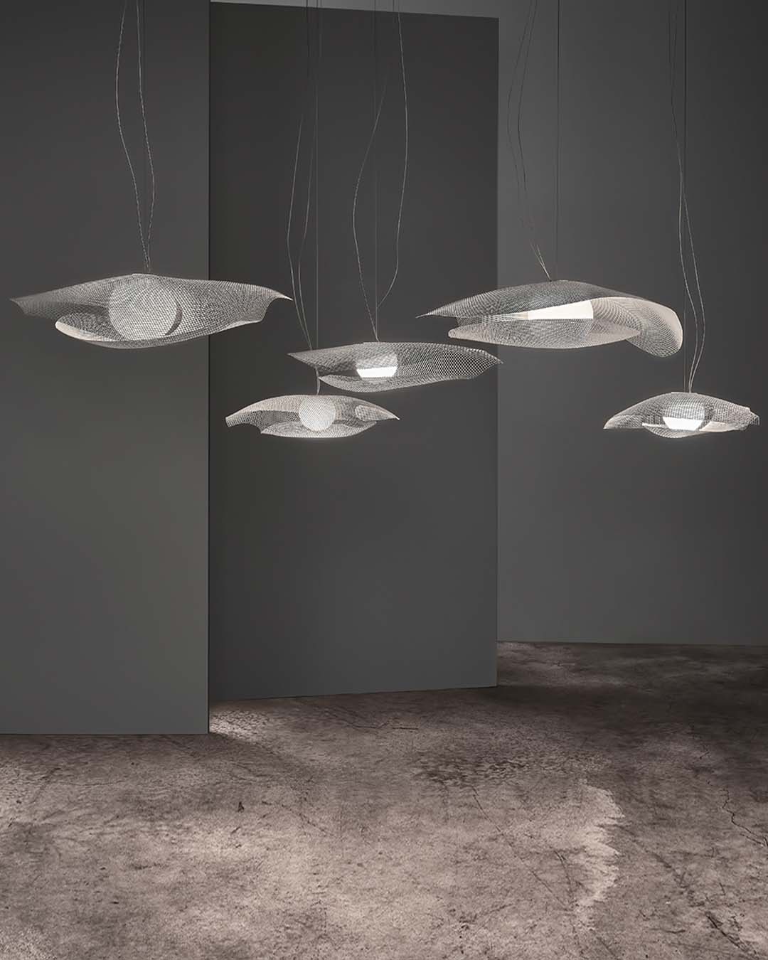 Lámparas colgantes modernas de malla metálica en ambiente minimalista, boutique Birot MX