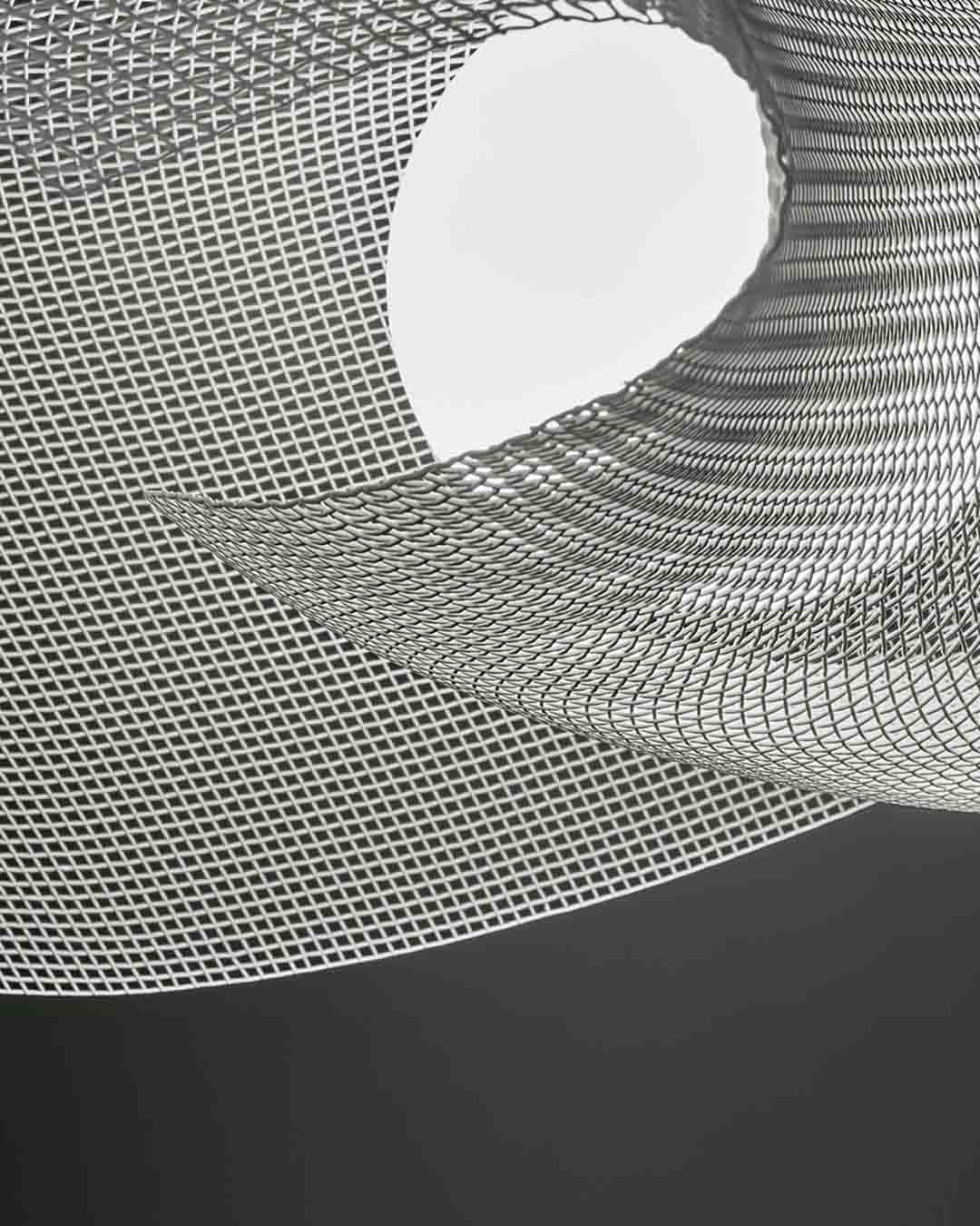 Detalle de lámpara de malla metálica moderna, iluminación decorativa de Birot MX