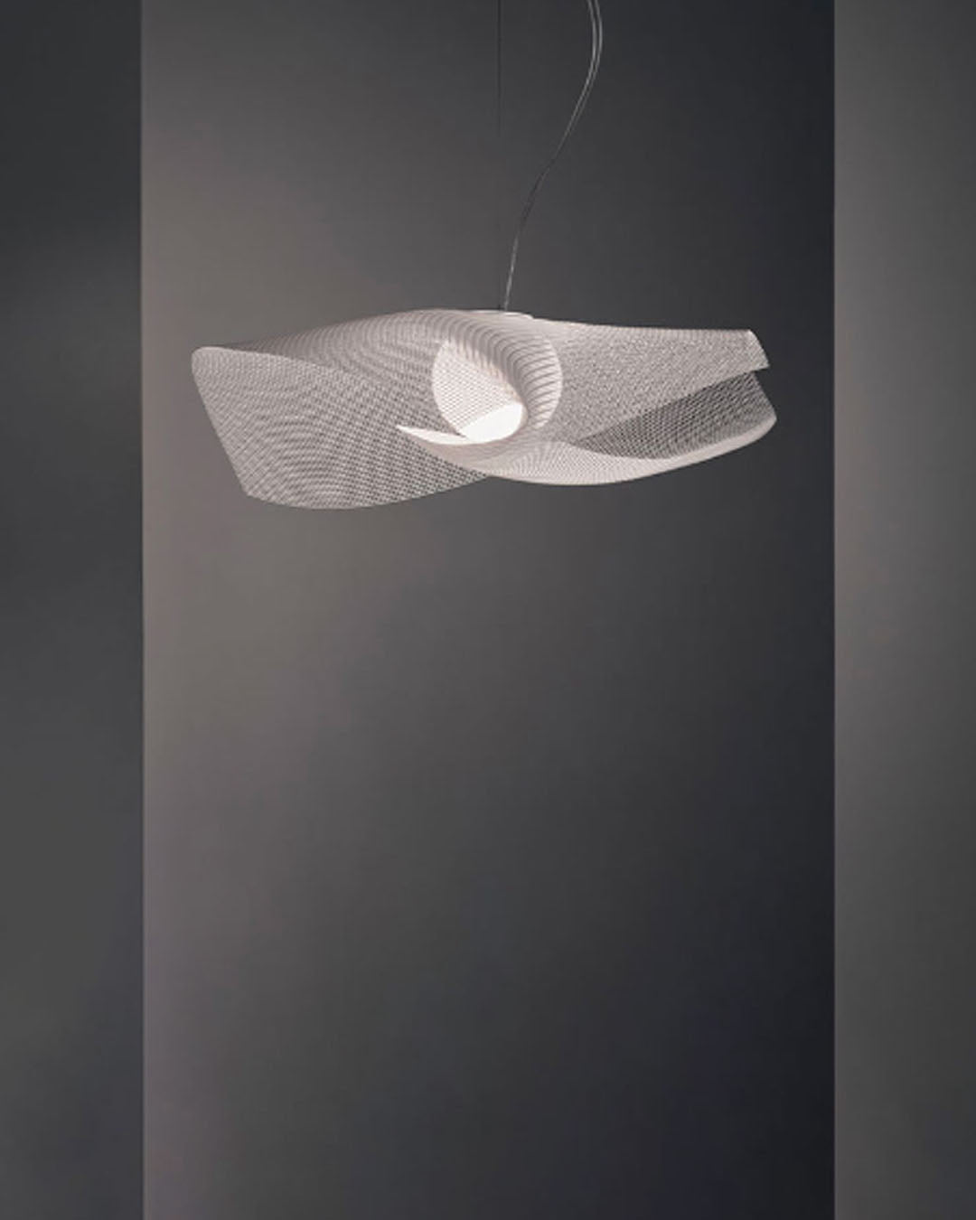 Lámpara colgante de diseño moderno en ambiente minimalista, boutique de iluminación Birot MX