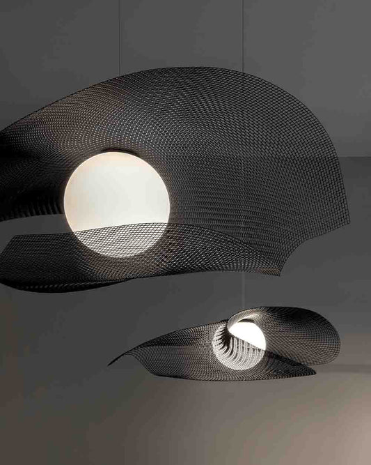 Lámpara colgante de malla de acero Mytilus de a-emotional light con esfera de luz.