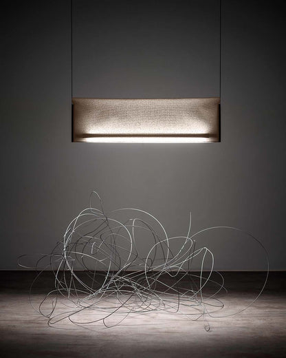 Lámpara colgante moderna iluminando escultura de alambre en ambiente minimalista, Birot MX