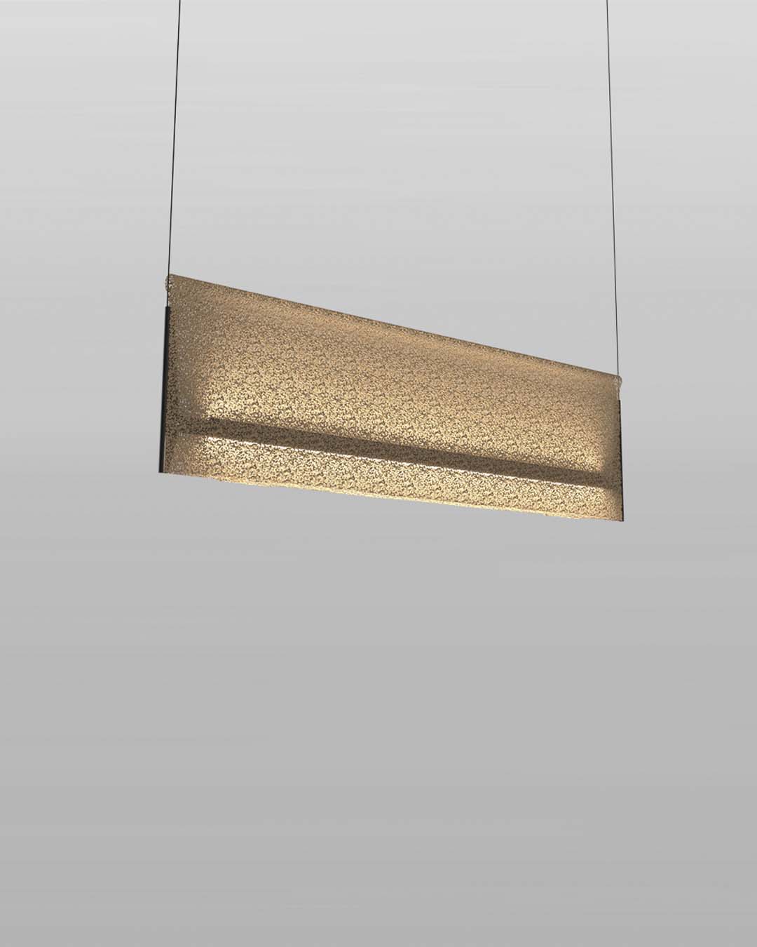 Lámpara colgante dorada moderna sobre fondo gris, boutique de iluminación Birot MX