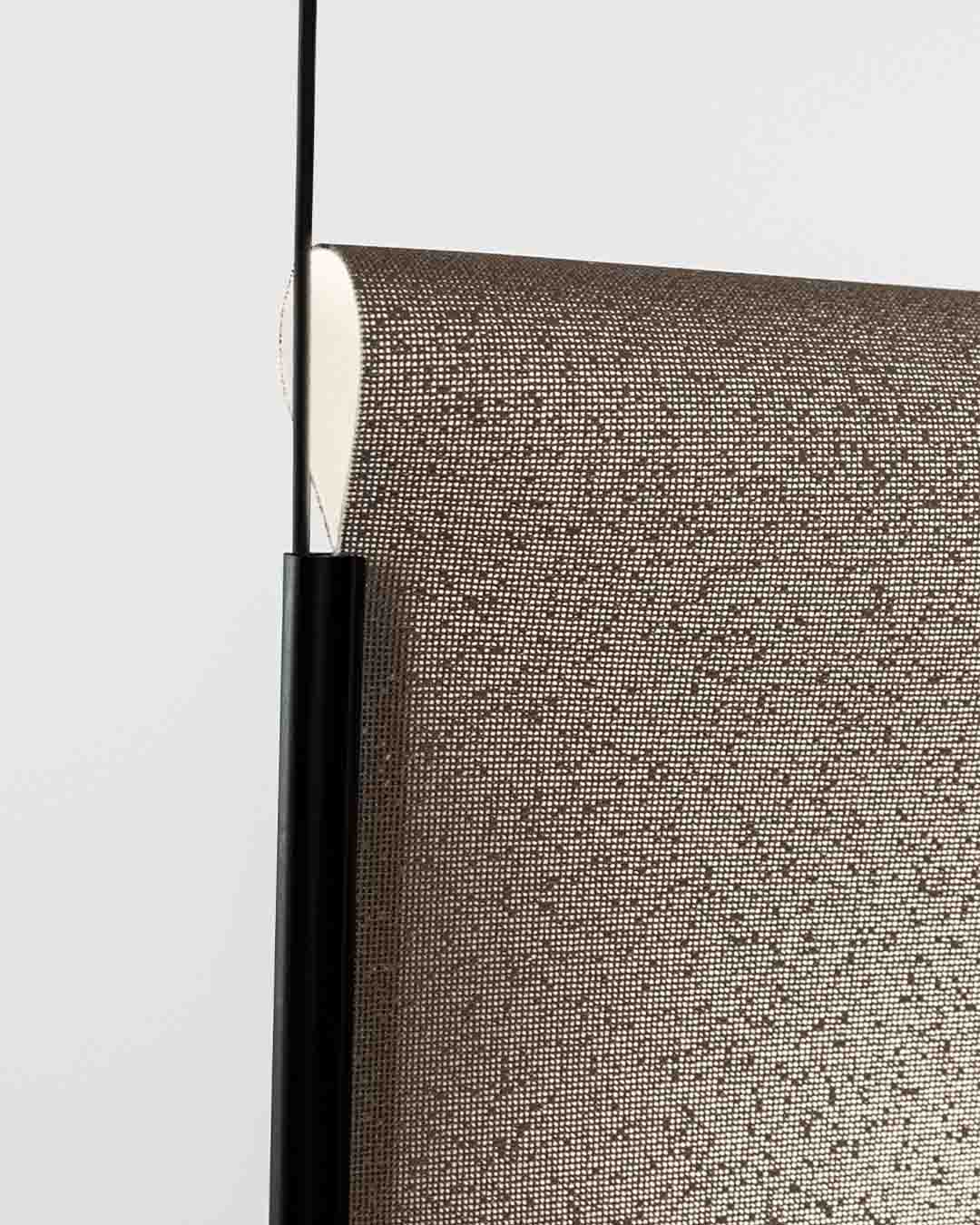 Detalle de lámpara texturizada moderna en color beige y negro, Birot MX, boutique de iluminación