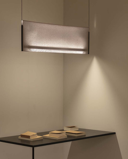 Lámpara colgante moderna Nebra iluminando mesa minimalista, luz cálida, decoración interior elegante