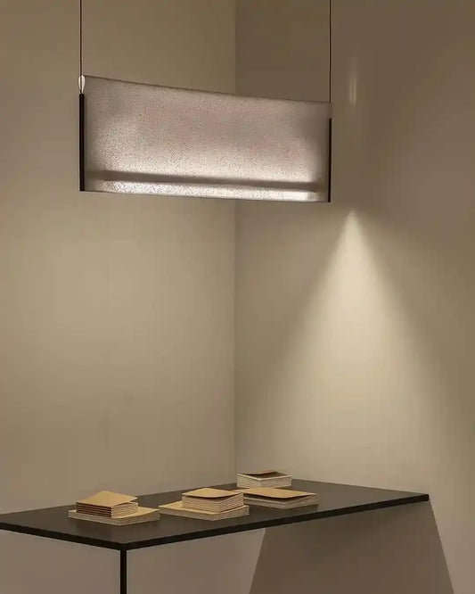 Lámpara colgante moderna iluminando mesa minimalista, luz cálida, decoración interior elegante