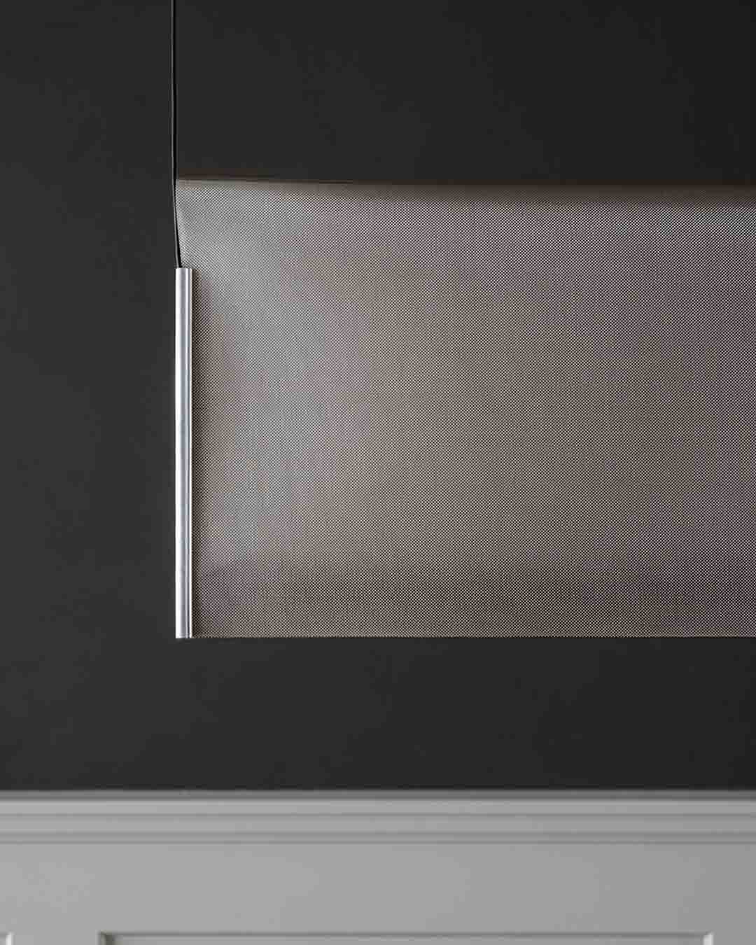 Detalle de lámpara colgante moderna de acero inoxidable con acabado minimalista