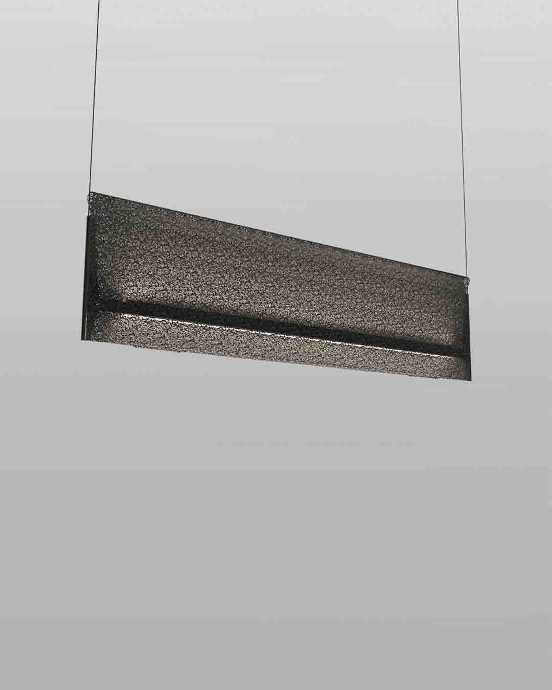 Lámpara colgante moderna rectangular de metal oscuro, ideal para iluminación interior.