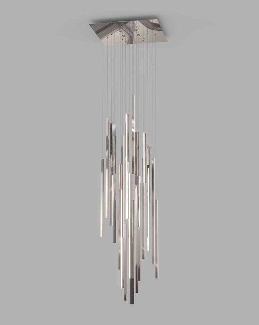Lámpara de techo moderna colgante con tubos metálicos cromados, iluminación decorativa.