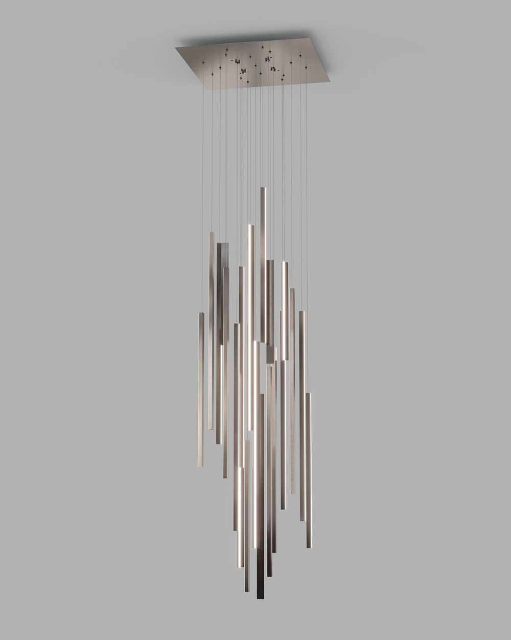 Lámpara colgante moderna de tubos metálicos en cascada para iluminación decorativa interior.