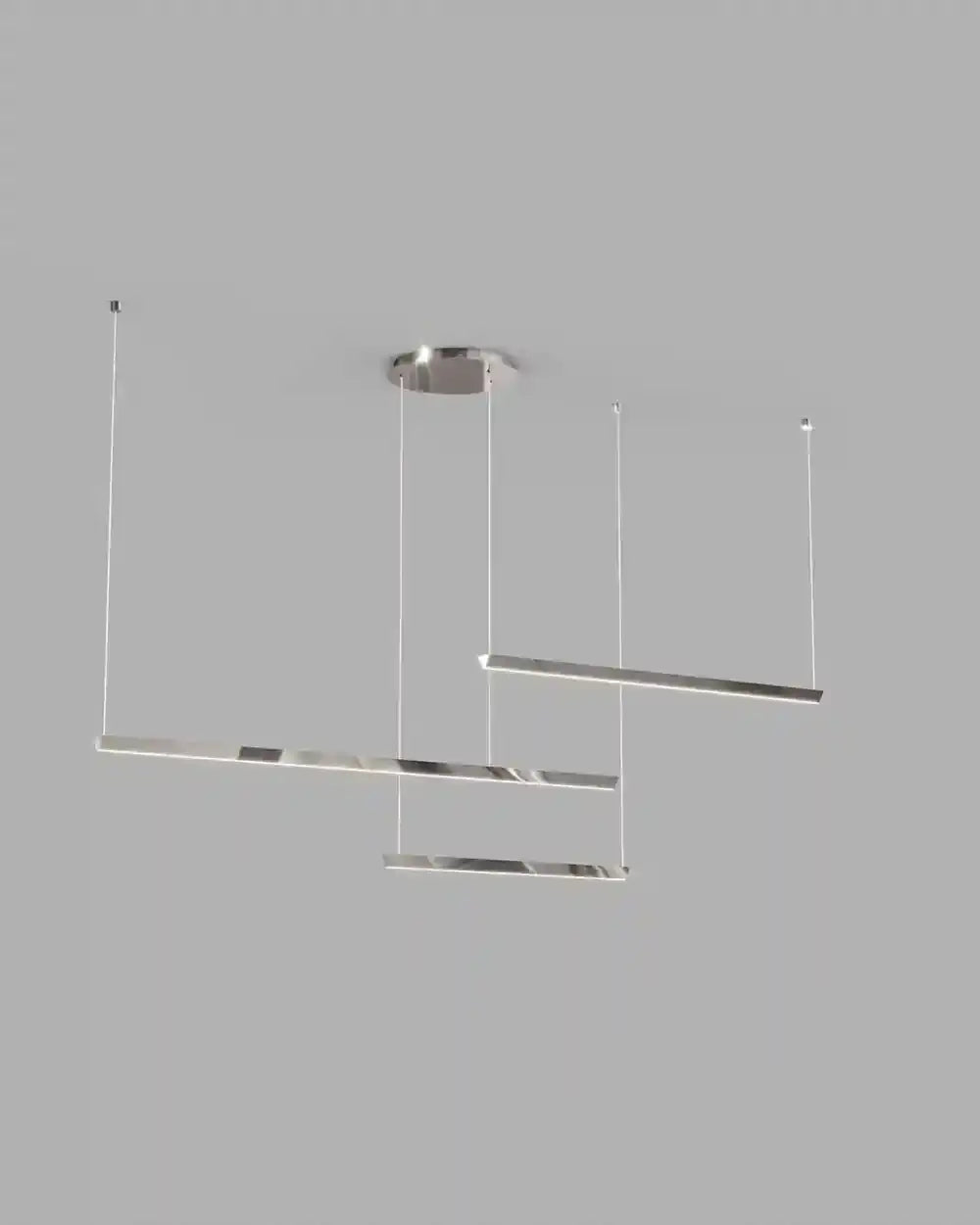 Lámpara colgante moderna de techo con tres barras lineales metálicas en fondo gris.