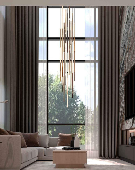 Lámpara colgante moderna en sala elegante con ventanales altos y cortinas oscuras