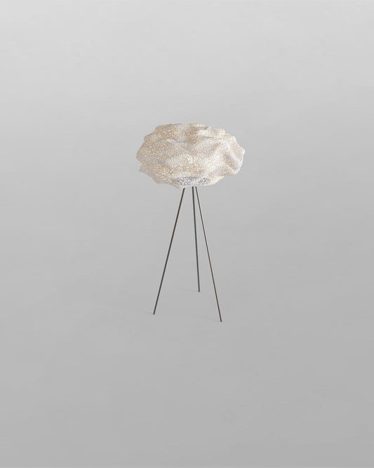 Lámpara de pie moderna blanca con pantalla texturizada y base de trípode, fondo gris, Birot MX