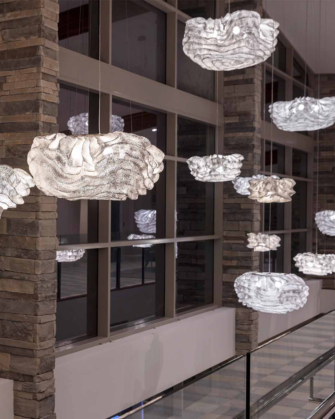 Lámparas colgantes modernas de diseño artístico en interior, boutique de iluminación Birot MX