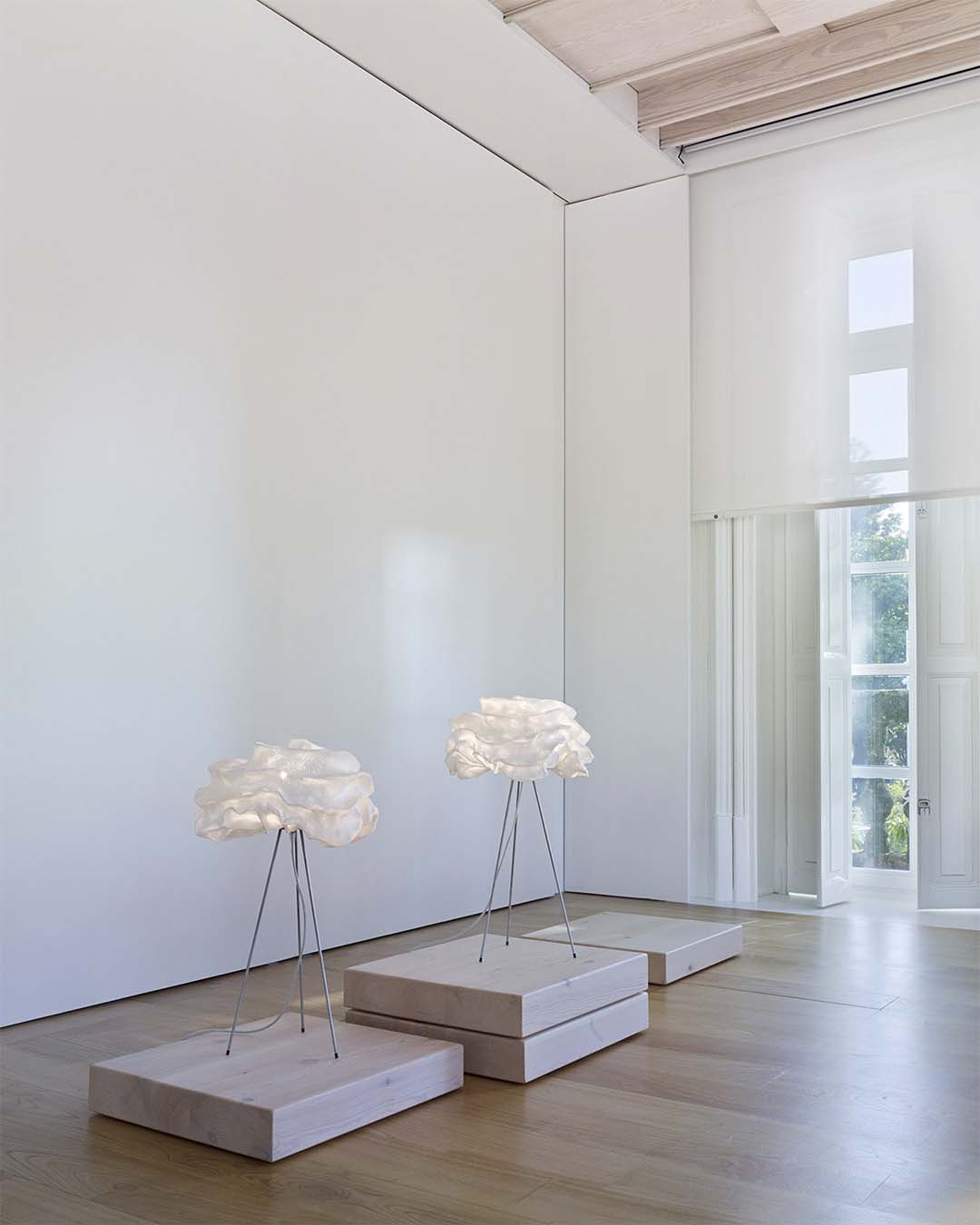 Lámparas de diseño modernas blancas sobre pedestales en interior minimalista, Birot MX boutique de iluminación.