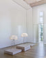 Lámparas de diseño modernas blancas sobre pedestales en interior minimalista, Birot MX boutique de iluminación.