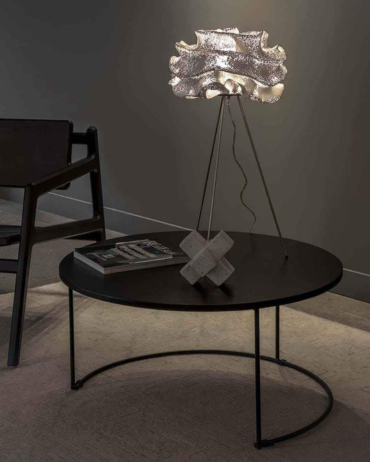 Lámpara de mesa moderna, luz cálida, sobre mesa negra en ambiente minimalista Birot MX