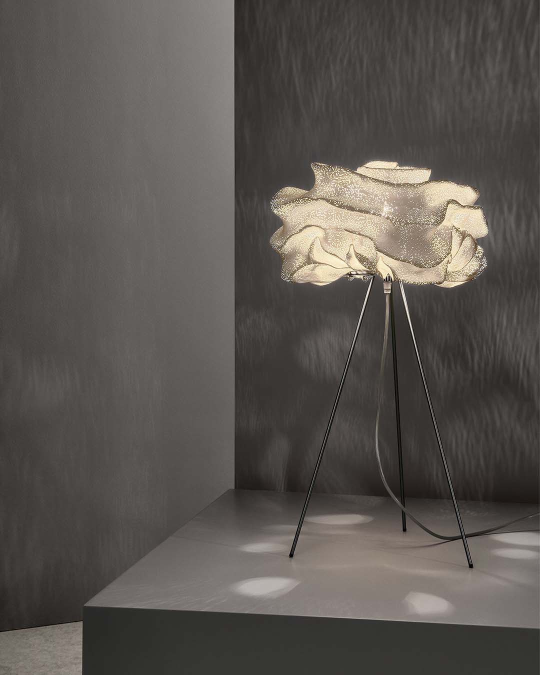 Lámpara de mesa de diseño moderno con pantalla blanca ondulada, iluminación decorativa Birot MX.