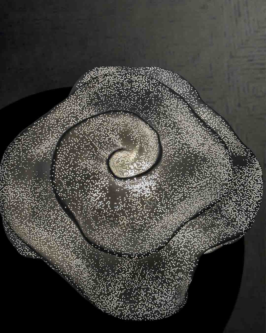 Lámpara de mesa decorativa Birot MX con diseño de espiral iluminada sobre fondo oscuro
