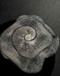 Lámpara de mesa decorativa Birot MX con diseño de espiral iluminada sobre fondo oscuro