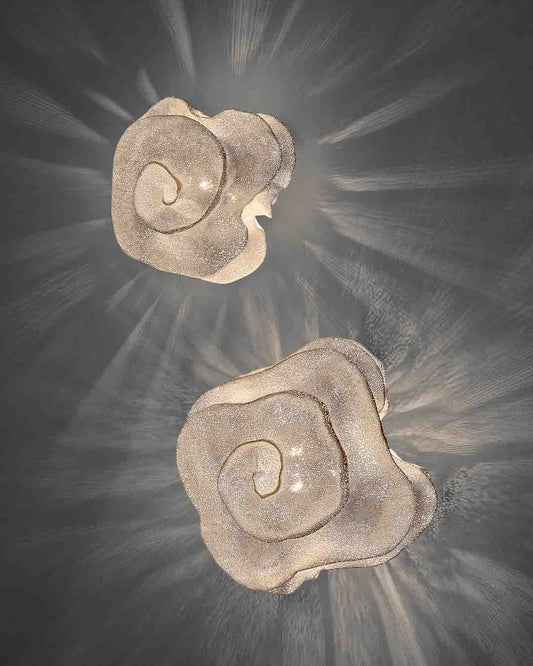 Lámparas de pared en forma de flor  Nevo Muro de a-emotional light en malla de acero con pliegues orgánicos.