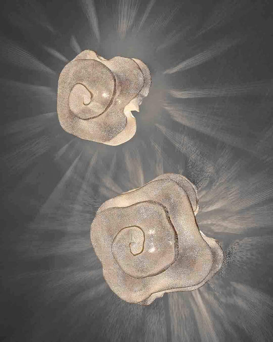 Lámparas de pared decorativas en espiral proyectando luz, boutique de iluminación Birot MX