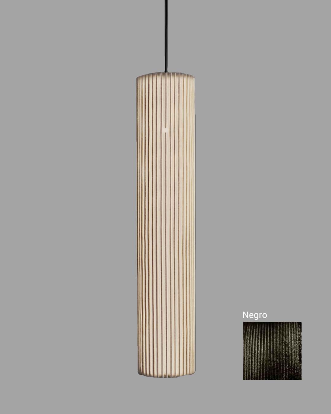 Lámpara colgante Nua grande en malla de acero negra con diseño cilíndrico minimalista.