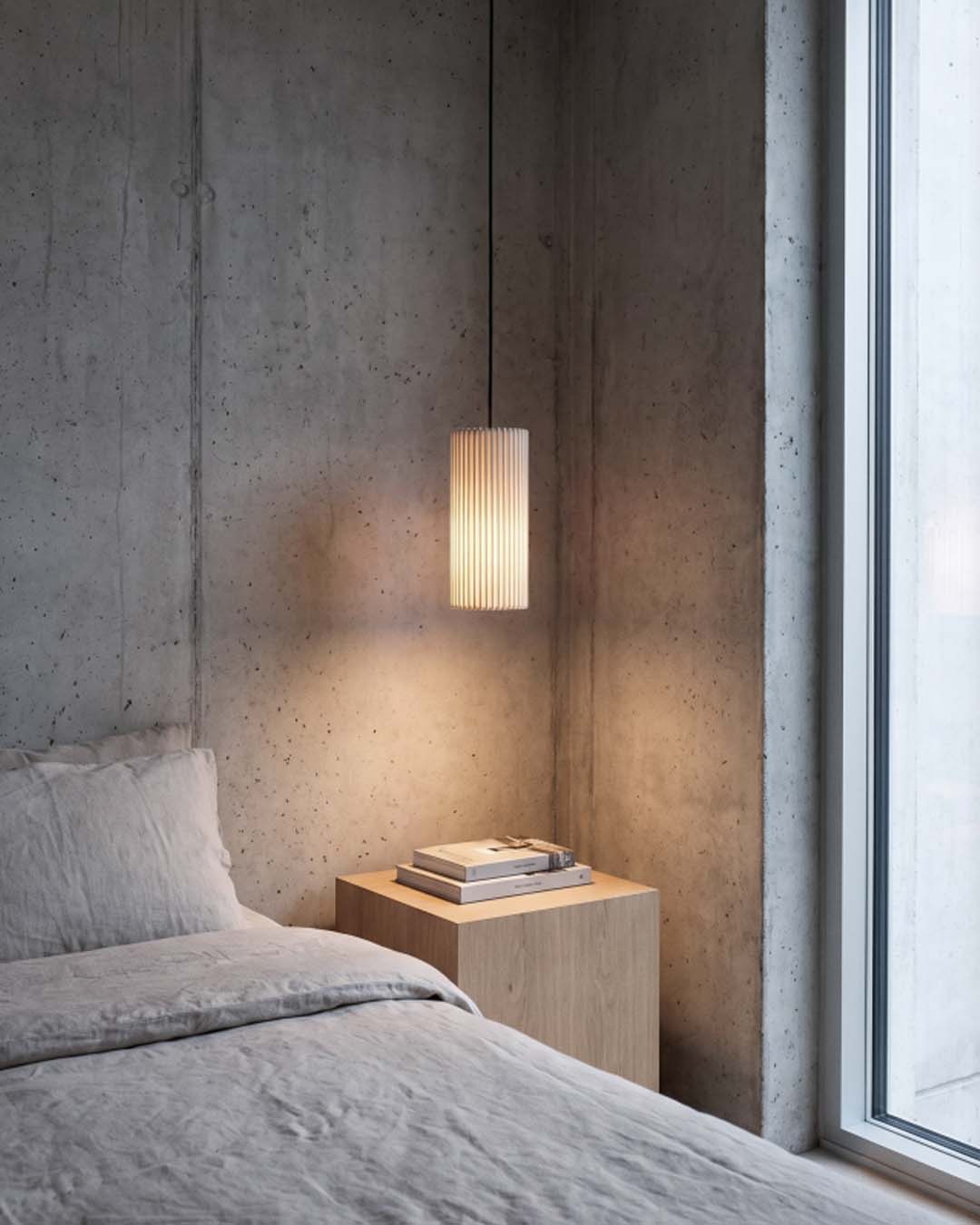 Lámpara colgante chica Nua de a-emotional light como luz de noche en dormitorio moderno.