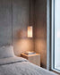 Lámpara colgante chica Nua de a-emotional light como luz de noche en dormitorio moderno.