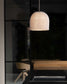 Lámpara colgante moderna blanca de diseño minimalista en cocina elegante
