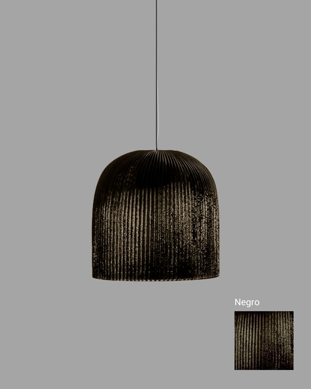Lámpara colgante negra de diseño moderno con acabado acanalado sobre fondo gris.