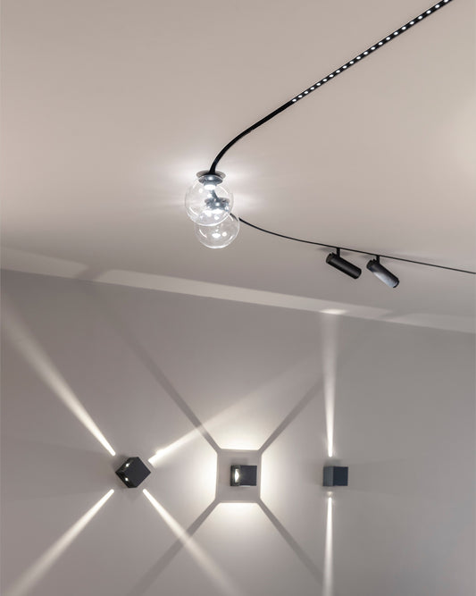 Lámparas modernas de techo y pared iluminando interior minimalista, focos y luz LED.