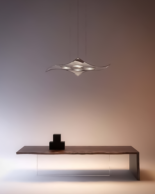 Lámpara colgante moderna sobre mesa minimalista de madera en ambiente elegante