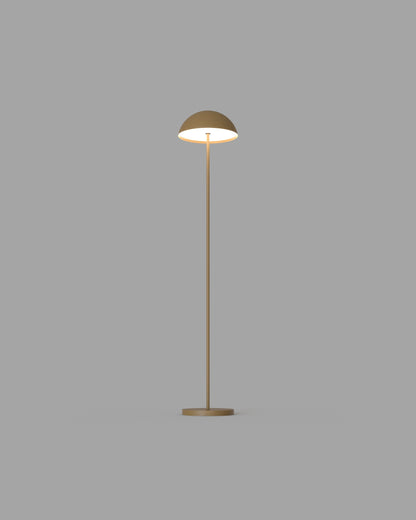 Lámpara de pie marrón para exterior, diseño moderno y luz cálida, fondo gris.