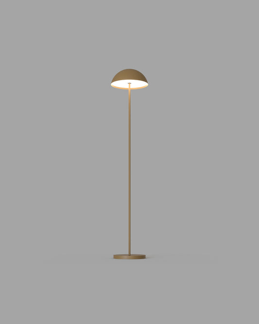 Lámpara de pie marrón para exterior, diseño moderno y luz cálida, fondo gris.