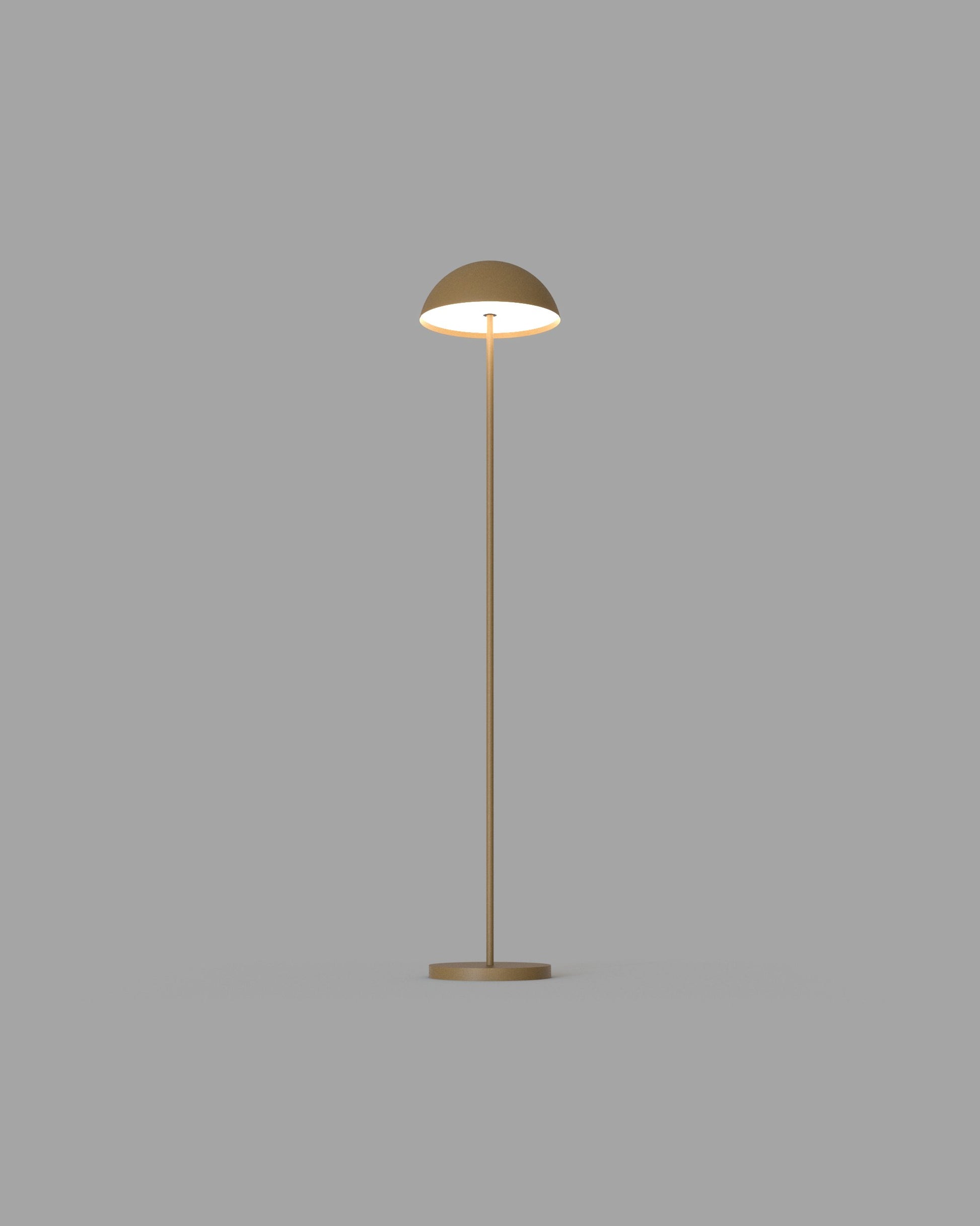 Lámpara de pie Setto Floor en acabado café mate con luz cálida LED encendida.