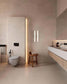 Baño moderno minimalista con iluminación LED, lavabo flotante y sanitario suspendido.